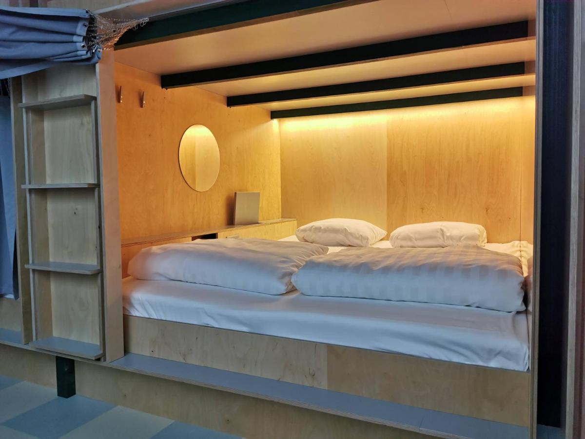 Green Marmot Capsule Hotel Zuerich Exteriör bild