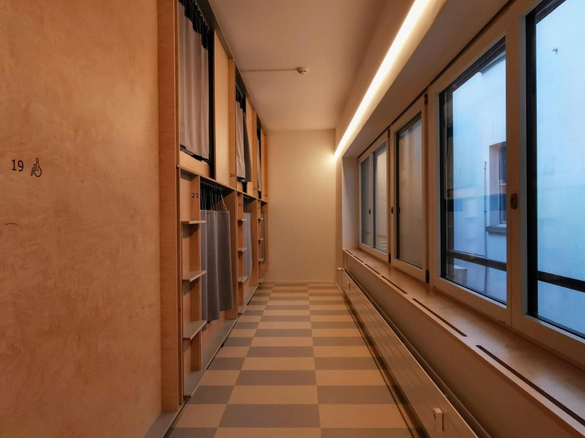 Green Marmot Capsule Hotel Zuerich Exteriör bild