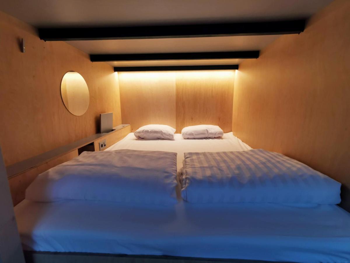 Green Marmot Capsule Hotel Zuerich Exteriör bild