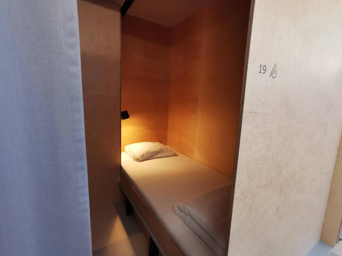 Green Marmot Capsule Hotel Zuerich Exteriör bild