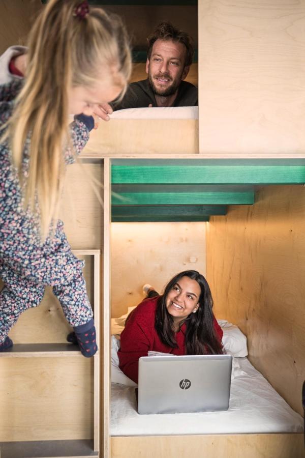 Green Marmot Capsule Hotel Zuerich Exteriör bild