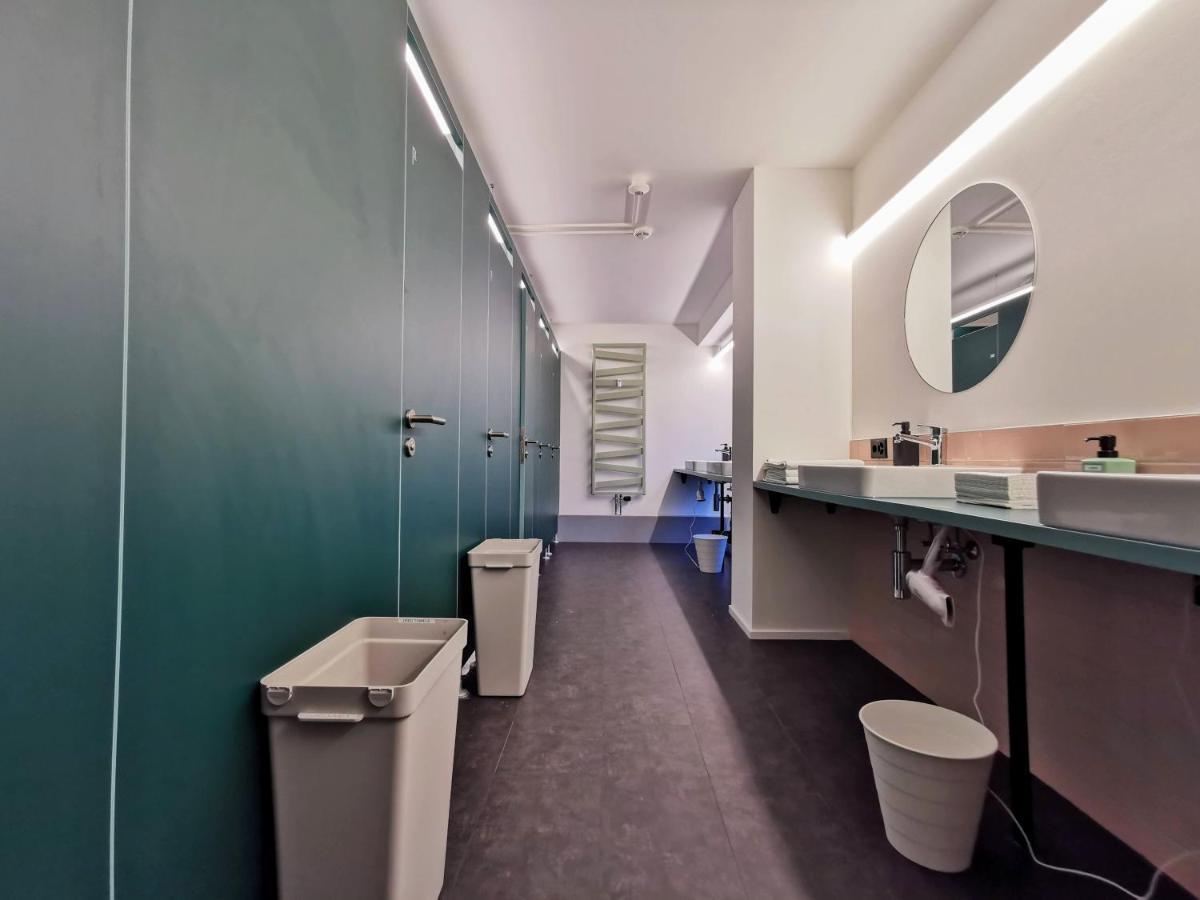 Green Marmot Capsule Hotel Zuerich Exteriör bild
