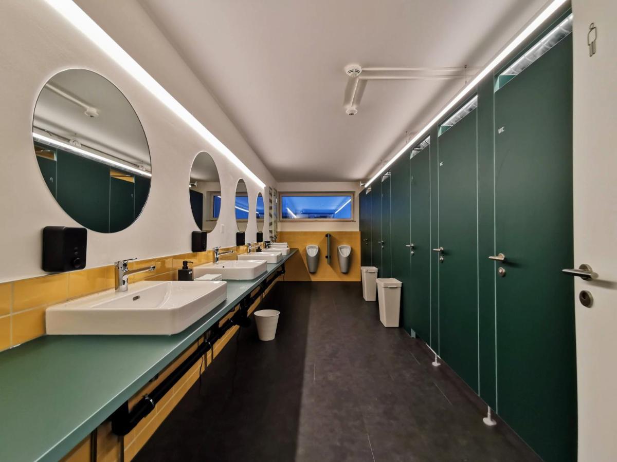 Green Marmot Capsule Hotel Zuerich Exteriör bild